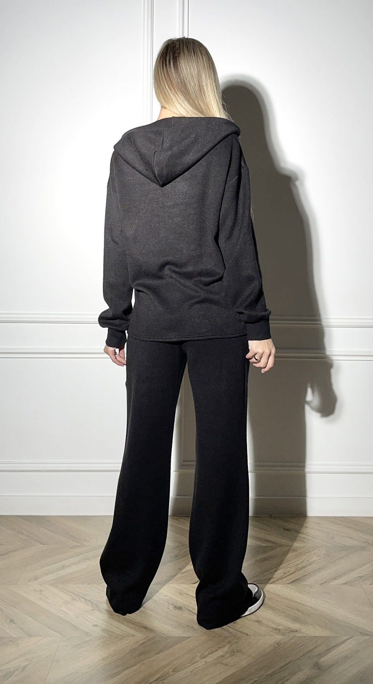 black travel outfit women